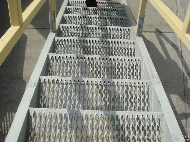 车辆防滑踏板, 火车登梯,梯踏步板也用于机械防滑和室内装饰防滑
